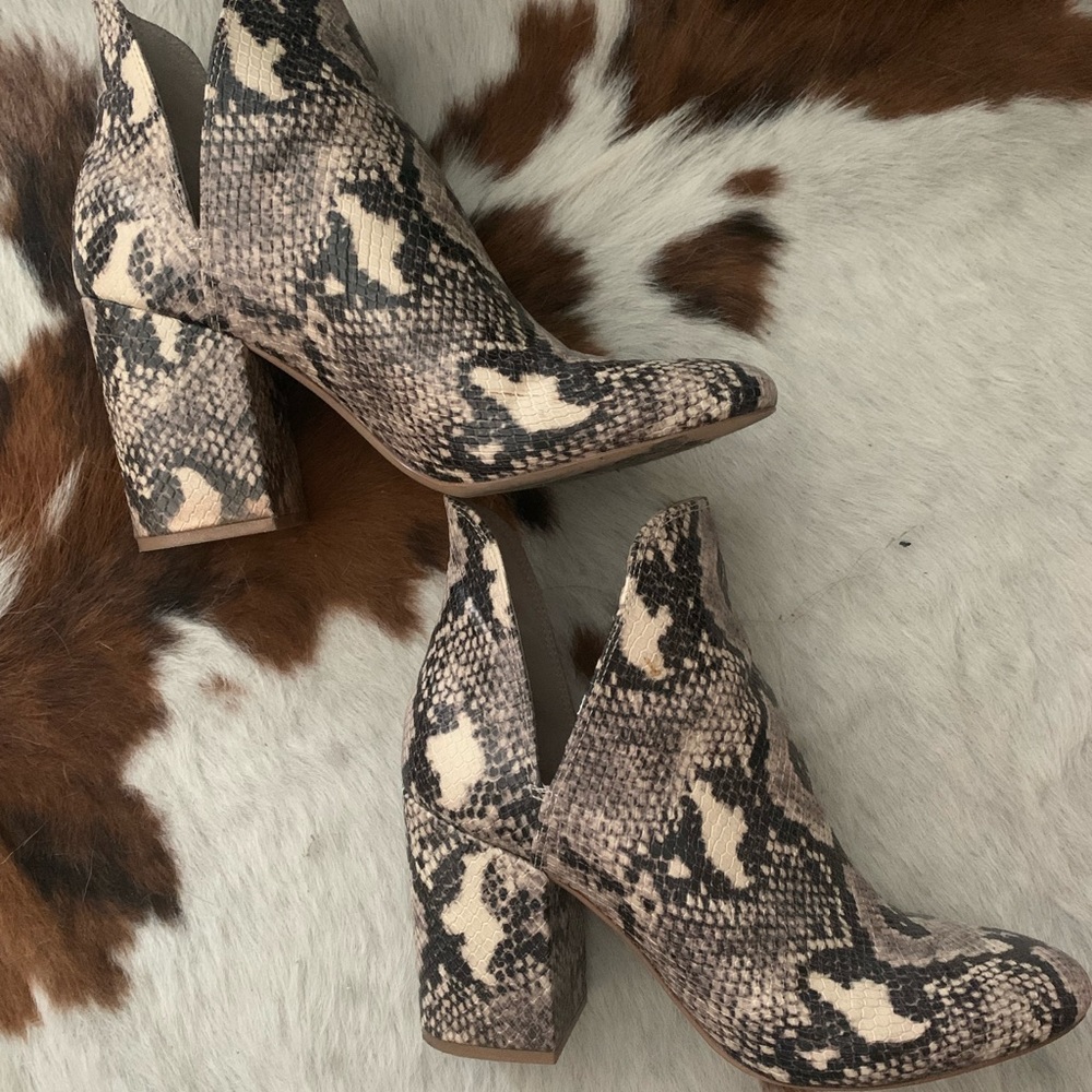 Steve Madden size 9 snake skin booties